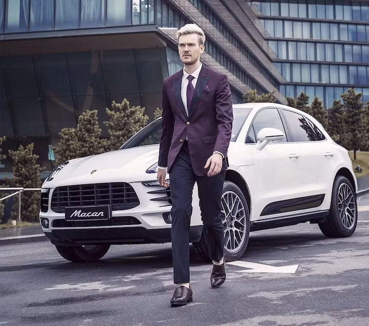 Tại thị trường Việt Nam, Porsche Macan hiện đang được phân phối chính hãng với giá khởi điểm từ 2,69 tới 4,4 tỷ đồng tùy từng phiên bản. Từ nay tới hết 31/1/2017, khách hàng mua bất kỳ phiên bản Macan nào tại Việt Nam đều sẽ được tặng chuyến du lịch Porsche Tour Backstage kéo dài 4 ngày đến nước Đức vào năm 2017.