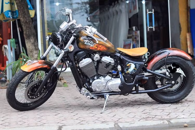 Xuất hiện với số lượng khá nhiều ở Việt Nam, mẫu cruiser Honda Steed 400 là một trong những dòng xe rất được ưa chuộng để độ lên dáng bobber. Chiếc xe trong bài viết này là một ví dụ, khi chỉ bằng cách thay đổi một số chi tiết, chủ xe đã biến nó trở thành một chiếc bobber cực "ngầu" và độc đáo.
