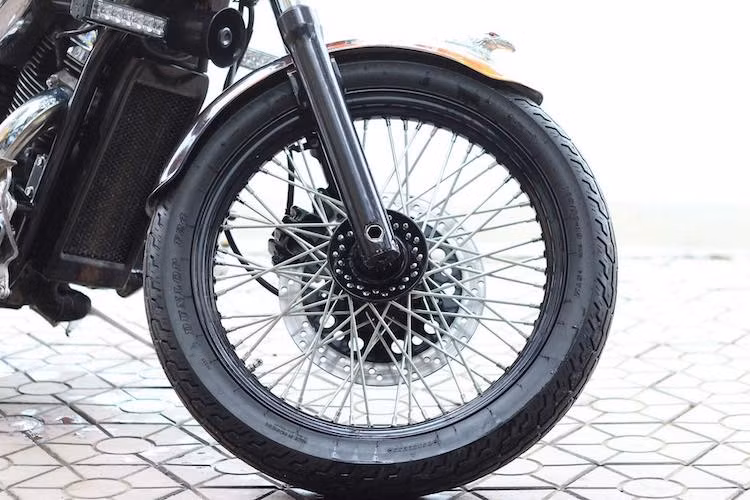 Bộ vành nan nguyên bản của Honda Steed 4000 với đường kính vành trước 19 inch và sau 16 inch vẫn được chủ xe giữ nguyên. Tuy nhiên để khiến chiếc xe trông cứng cáp hơn, vành và moay-ơ của xe đã được sơn tĩnh điện lại.