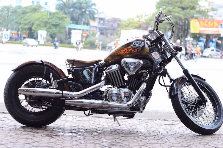 Dù chỉ được độ đơn giản, nhưng chiếc Honda Steed 400 đã được một người chơi xe "lột xác" đầy chất chơi với thân xe sơn airbrush nghệ thuật và phần đuôi chỉnh sửa lại theo kiểu dáng độ bobber.