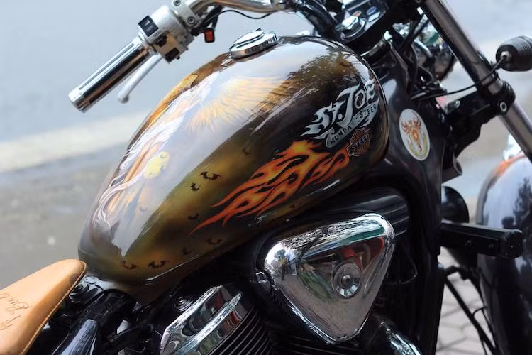 Đặc điểm độc đáo nhất trên bản độ Steed 400 này đó là phần thân xe đã được sơn airbrush một cách kỳ công và đầy tính nghệ thuật. Trong đó, ở hai bên bình xăng là hình ảnh ngọn lửa cùng dòng chữ Honda Steed được lồng vào logo truyền thống của Harley-Davidson.