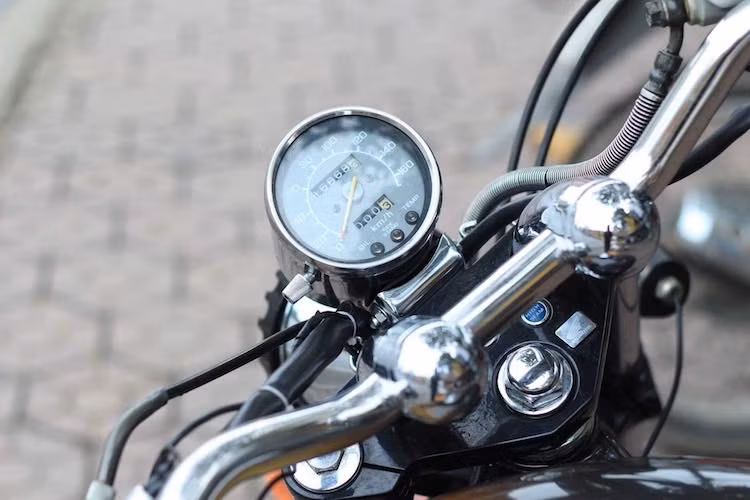 Nằm phía trên chảng ba, cụm điều khiển của chiếc xe môtô Steed độ được giữ nguyên với tay lái rộng ngang thoải mái và đồng hồ tốc độ tối giản. Các chức năng quan trọng của xe đều được báo qua đèn.