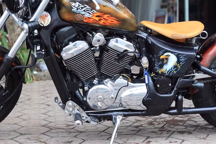 Ngoài ra, 2 bên ốp che hệ thống điện của chiếc xe cũng đã được sơn airbrush hình ảnh đại bàng đậm phong cách Mỹ. Theo phong cách bobber, dè sau của chiếc xe đã được cắt gọn lại so với nguyên bản. Khối động cơ V-Twin của Steed đầy bóng bẩy với các chi tiết mạ chrome.