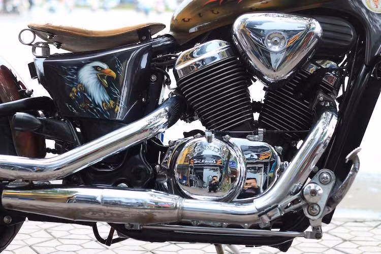 Trên bản độ này, động cơ của xe đã được giữ nguyên hoàn toàn với dạng 2 xi-lanh SOHC, đem tới công suất tối đa 31 mã lực.