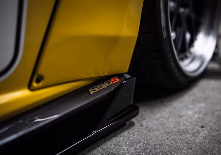 Dọc theo chiều dài cơ sở của 650S, hãng độ Liberty Walk còn ốp một tấm nẹp khí động học cho xe. Với hệ thống treo khí điều chỉnh được độ cao, gầm của 650S có thể được hạ sát đất, khiến chiếc McLaren càng giống một mẫu xe đua thực thụ hơn.