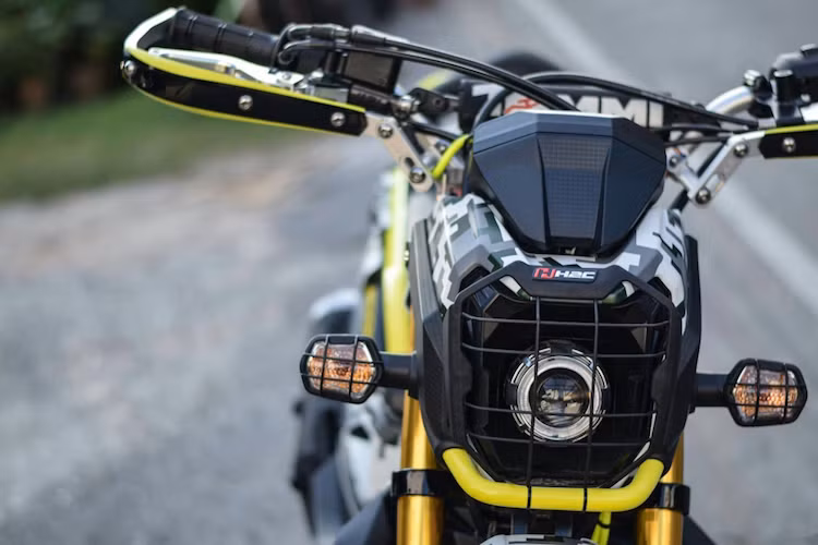 Với nguồn phụ tùng độ dành cho chiếc xe rất phổ biến tại Thái Lan, một biker Thái đã độ lại Zoomer X trở nên đầy "chất chơi" và độc đáo. Bắt đầu từ phía trước, phần đầu của xe đã được thay đèn pha gương cầu LEC kèm khung bảo vệ chóa đèn của hãng H2C.