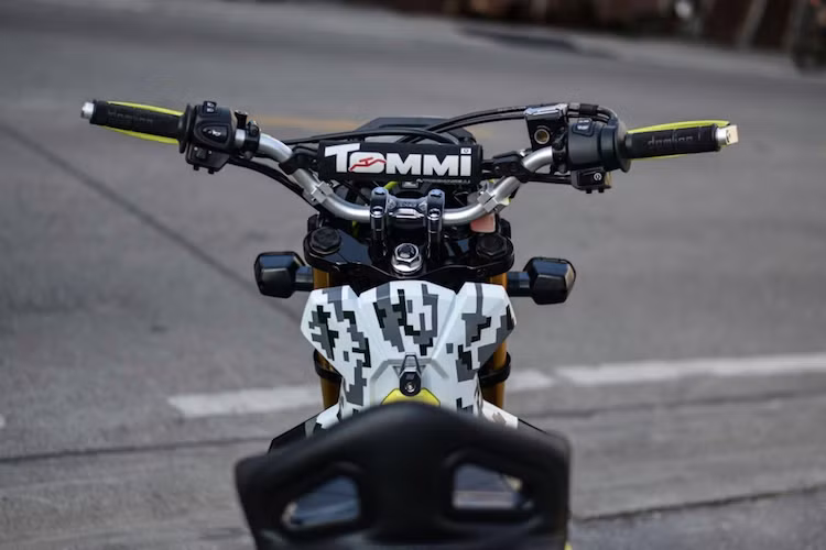 Bộ yên của chiếc xe cũng được độ lại khá độc đáo, với tựa lưng cho người lái theo phong cách ghế ôtô đua. Trong khi đó toàn bộ dàn vỏ của xe đã được sơn lại với màu rằn ri hiện đại "Tactical Camo".