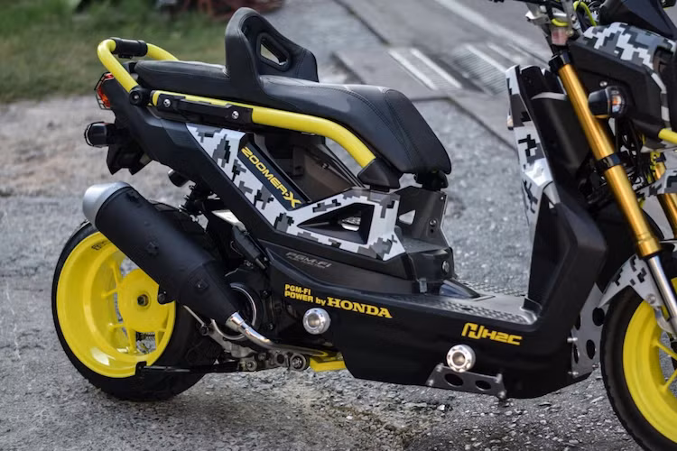 Với kiểu dáng cá tính, dòng xe tay ga Honda Zoomer X đã tiếp tục được dân chơi Thái Lan độ lại đầy "chất chơi" với loạt đồ chơi từ các hãng phụ tùng nội địa.