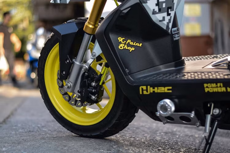 Thay vì mâm đúc 7 cánh, chiếc xe đã được thay mâm trước 5 cánh kép thể thao của Honda MSX125, trong khi cặp phuộc USD nguyên bản của chiếc xe tay ga Zoomer X được giữ nguyên. Hệ thống phanh trước của xe cũng được độ lại với đĩa kiểng Racing Boy và heo Nissin nguyên bản.