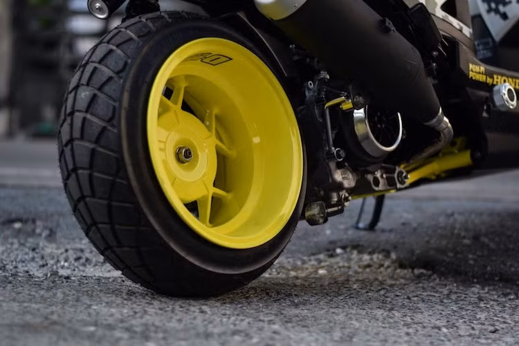 Bộ gắp được kéo dài tạo thêm khoảng trống để chủ xe có thể lắp mâm độ bản lớn ở phía sau. Tuy có mâm rộng nhưng chiếc xe chỉ sử dụng lốp sau 130/70/12, khiến lốp nở rộng và khiến chiếc Zoomer X có lốp vẻ "béo" hơn.