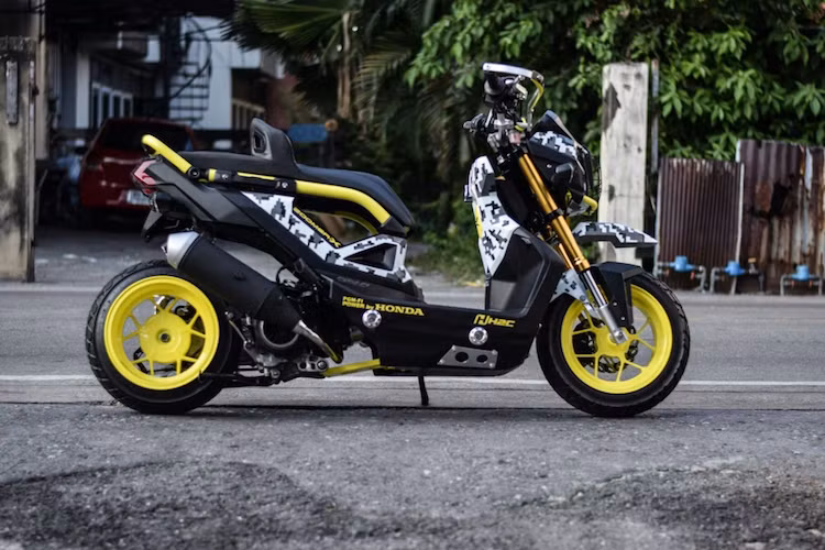  Honda Zoomer X là một phiên bản mới của dòng xe tay có thiết kế cá tính Zoomer, được thiết kế để bán ra chủ yếu tại một số thị trường Đông Nam Á như Phillipines hay Thái Lan. Trong đó ở Thái, mẫu xe này được rất nhiều người chơi xe ưa chuộng và liên tục tạo ra các bản độ đẹp mắt.