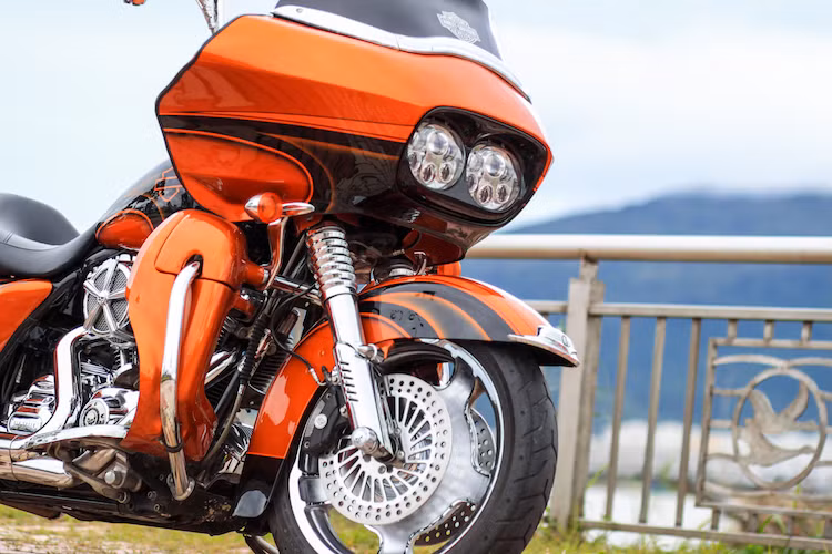 Hệ thống phanh đĩa trước có cặp heo phanh Brembo được giữ nguyên bản, tuy nhiên đĩa phanh theo xe đã được thay bằng đĩa Tarazon với thiết kế nhiều nan xoắn nổi bật. Bên cạnh đó, bộ mâm 5 cánh đúc nguyên bản có màu bạc khiến mẫu touring này càng trở nên "bệ vệ" hơn.