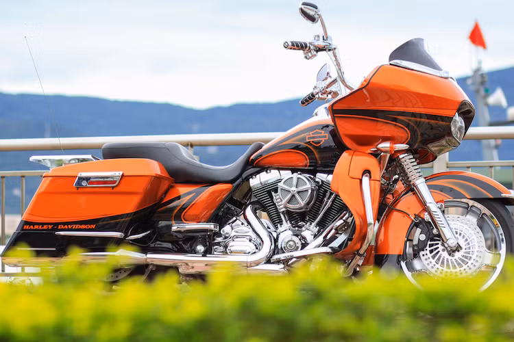 Sau khi được độ lại, chiếc Harley-Davidson Road Glide đã có ngoại hình "long lanh" và nổi bật không thua kém những phiên bản Harley độ "chính hãng" CVO mỗi khi đi trên phố.