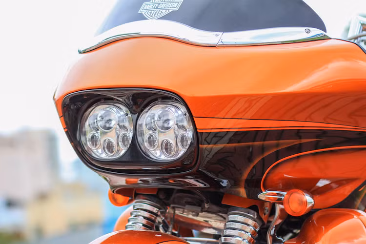 So với dòng touring còn lại của Harley-Davidson là Electra Glide Ultra Classic, Road Glide có thiết kế trẻ trung hơn. Điều này thể hiện rất rõ ở phần đầu vuông vắn, hướng về phía trước với đèn pha kép đặt giữa của xe. Trên chiếc xe này, chủ nhân của nó đã thay cặp đèn pha trước bằng đèn LED Daymaker chính hãng tương tự các dòng xe môtô Harley CVO, khiến chiếc xe có độ sáng cao hơn trong đêm.