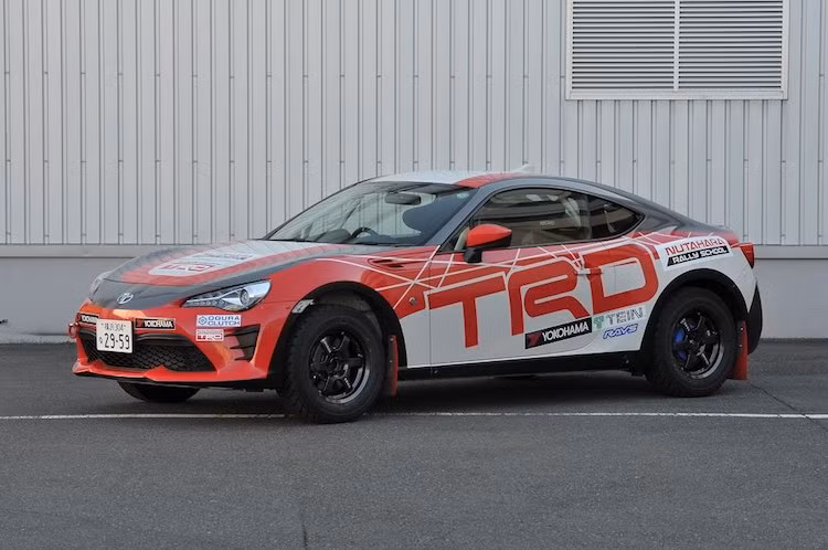 Bản độ thứ 2 từ 86 mang tên gọi Toyota TRD Rally Concept4 lại hướng chiếc xe trở thành một mẫu xe đua đường đất rally thực thụ khi nâng cao giảm xóc, sử dụng mâm Volk Racing TE37 17 inch kèm lốp gai lớn. Chiếc xe đã được độ với sự hợp tác từ tay đua Fumio Tahara - nhà vô địch nhiều năm của giải Japan Rally Championship.