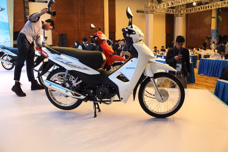 Giống như trước đây, Wave Alpha 110 sở hữu kích thước D x R x C lần lượt 1914, 688 và 1075 mm cùng trục cơ sở dài 1224 mm. Trọng lượng của xe đạt 97 kg. Nhìn từ hai bên, "phom" của phiên bản 110 mới hoàn toàn giống với Wave Alpha 100 cũ. Ngay cả những người yêu xe cũng phải so sánh trực tiếp phiên bản cũ mới có thể phát hiện ra những thay đổi của Wave Alpha 110 mới.