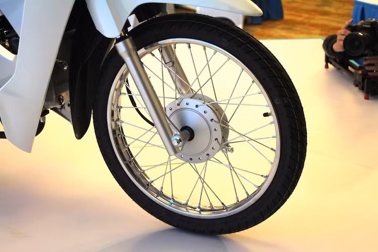 Dù có động cơ được nâng dung tích dẫn tới tốc độ và gia tốc nhanh hơn nhưng Honda Việt Nam vẫn tiếp tục trang bị cho Wave Alpha 110 phanh đùm ở bánh trước. Giống như trước đây, xe sử dụng vành nan 17 inch và lốp trước 70/90/17 có săm.