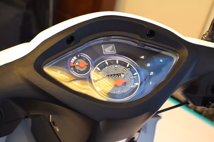 Ở phía trên bảng đồng hồ, toàn bộ vị trí của các đèn báo lẫn đồng hồ đều không có gì khác biệt so với phiên bản Wave Alpha 100 cũ. Honda đã chỉ thay đổi họa tiết trên mặt đồng hồ của xe. Nằm bên dưới phần đầu là ổ khóa từ 2 cấp độ - một tính năng đã được Honda đem xuống từ các mẫu xe số và xe ga cao cấp hơn cho Wave Alpha.