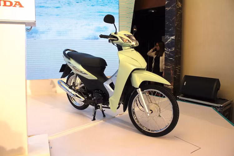 Là một mẫu xe số phổ thông, Honda đã cố gắng hướng thiết kế của Wave Alpha tới nhiều đối tượng người dùng và nhiều hoàn cảnh sử dụng nhất có thể. Chính vì vậy, chiếc xe có kiểu dáng không có sự khác biệt lớn so với phiên bản Wave Alpha 100 cũ, vốn đã được ra mắt cách đây hơn 10 năm vào tháng 7/2006.