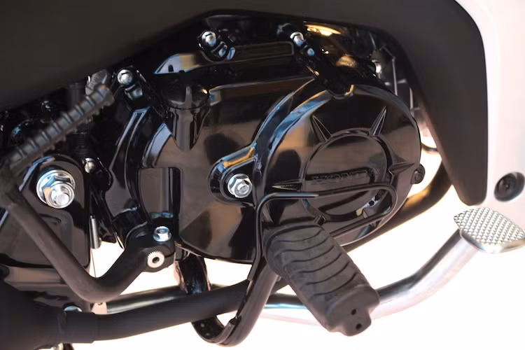 Với dung tích được nâng cao, động cơ của Wave Alpha 110 mới có công suất lớn hơn so với phiên bản cũ, đạt 6,12 kW và mô-men xoắn cực đại 8,44 Nm. Theo Honda, chiếc xe có thể đạt tốc độ tối đa 92 km/h thay vì chỉ 87 km/h như phiên bản Wave Alpha 100 đồng thời có thời gian tăng tốc 0-200m được rút ngắn từ 14,4 xuống còn 13,8 giây.