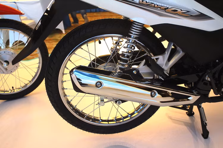 Ngoài ra, Wave Alpha 110 còn có hệ thống xả mới để giúp xe đạt tiêu chuẩn khí thải Euro 3, đồng thời có ốp pô mới đẹp mắt hơn. Bánh sau vẫn sử dụng phanh đùm và có lốp cỡ 80/90/17.