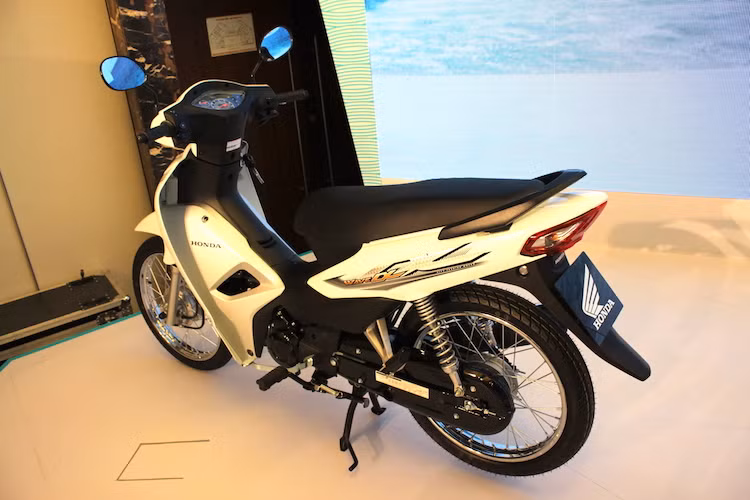 Nếu nhìn từ phía sau, một lần nữa những thay đổi trên Wave Alpha 110 mới rất nhỏ và khó nhận biết so với bản 100. Trong đó, dễ nhận ra nhất là hộp xích của xe đã được sơn màu đen bóng trùng với lốc máy thay vì màu bạc như trước đây. Ngoài ra, tay xách sau cũng trở nên đầy đặn hơn.