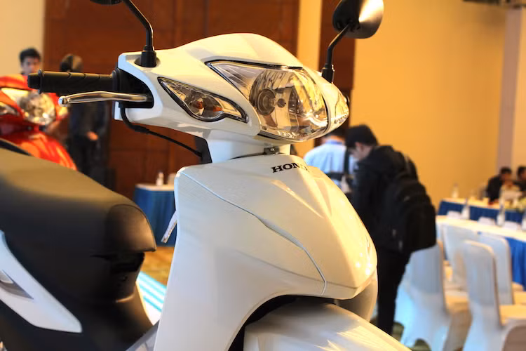 Trên phiên bản Wave Alpha 110, phần đầu của Wave Alpha 100 đã được Honda "bê nguyên" từ Wave Alpha 100 cũ. Khác biệt dễ nhận ra nhất ở phần đầu xe là mặt nạ mới liền mạch hơn do không còn vị trí bắt vít giỏ xe và khe thoát âm của còi.