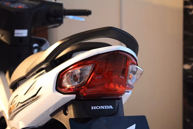 Ở phía sau, Wave Alpha 110 cũng có cụm đèn hậu mới so với Wave Alpha 100, sở hữu thiết kế góc cạnh hơn. Tuy nhiên nếu chỉ nhìn lướt qua, cụm đèn hậu của chiếc xe mới cũng rất khó nhận biết so với phiên bản cũ.