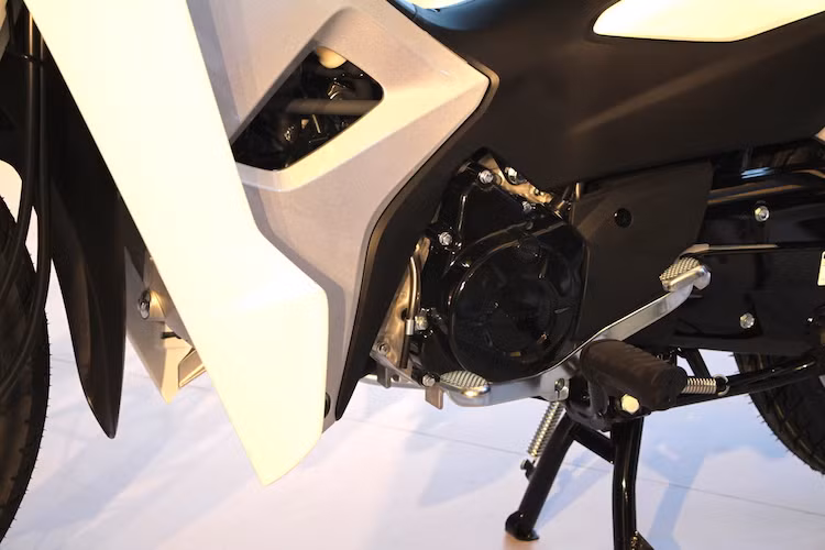 Đương nhiên, nâng cấp lớn nhất trên mẫu xe mới là thay vì động cơ xi-lanh đơn SOHC 4 số tròn làm mát bằng không khí có dung tích 100 cc, Wave Alpha 110 2017 đã được nâng dung tích lên 110 cc - ngang với các dòng xe số phổ thông khác của Honda hiện nay như Super Dream 110 hay Blade 110. So với phiên bản 100, chiếc xe cũng mạnh hơn 17% và tiết kiệm xăng hơn 10%.