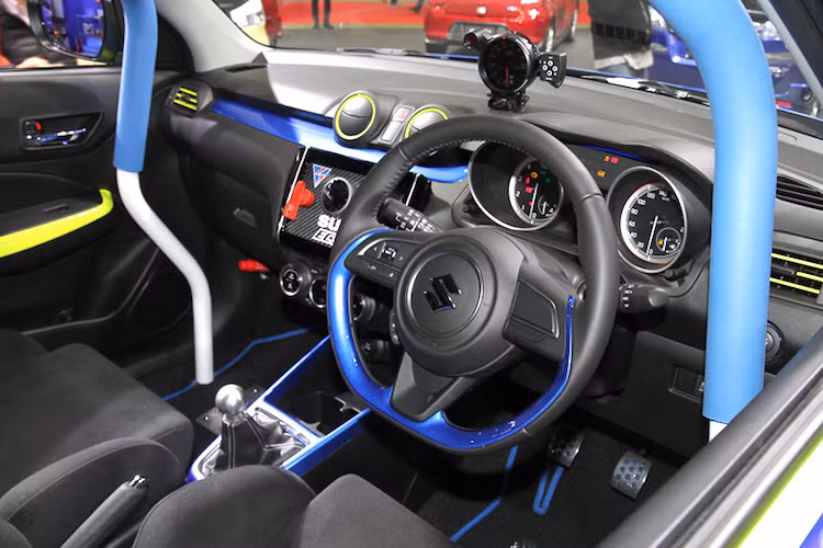 Bên trong nội thất, Suzuki đã giữ nguyên bảng táp-lô cùng các tấm ốp cửa của Swift RS nguyên bản. Tuy nhiên để giảm trọng lượng, bảng điều khiển trung tâm đã có các hệ thống điều hòa, giải trí... bị bỏ đi, thay vào đó là một tấm bảng carbon gắn những công tắc kích hoạt các chức năng của xe. Một số thay đổi khác gồm ốp nội thất trùng màu thân xe và pedal nhôm thể thao.
