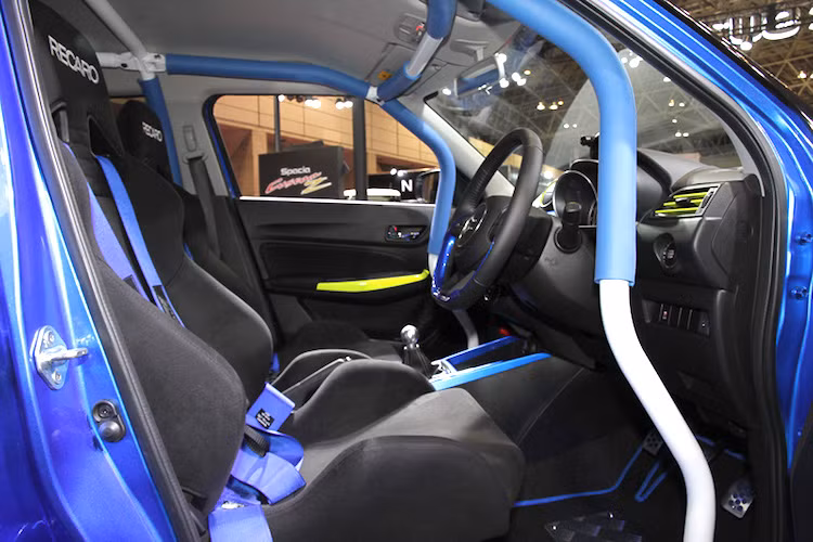 Theo đúng phong cách xe đua, chiếc Swift Racer RS này đã có hệ thống khung thép chằng bên trong nội thất nhằm gia cố thân xe. Trong khi đó cặp ghế ngồi nguyên bản được thay bằng ghế thể thao Recaro với đai an toàn 4 điểm.