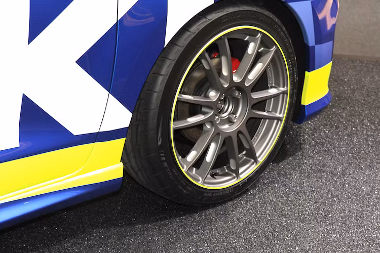 Bên cạnh hộp số, khả năng điều khiển và kiểm soát của Suzuki Swift Racer RS cũng đã được nâng cao khi Suzuki trang bị cho chiếc xe hệ thống phanh và treo thể thao, cùng mâm Gram Lights 57 Xtreme siêu nhẹ kèm lốp có độ bám đường cao.