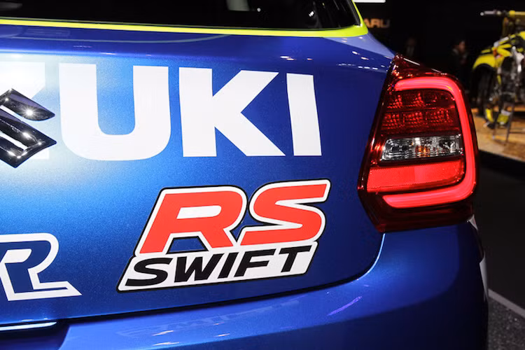 Dựa trên phiên bản Swift RSt, Swift Racer RS vẫn được trang bị xăng 1.0l tăng áp 3 xi-lanh BoosterJet với công suất 102PS/ mô-men xoắn 150 nm. Tuy nhiên thay vì hộp số tự động 6 cấp, chiếc xe đã được thay hộp số sàn đem tới cảm giác lái thể thao hơn.