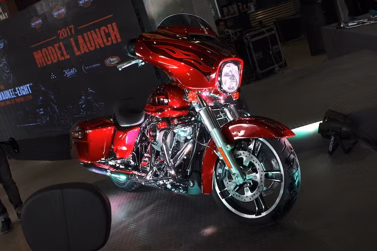 Vào ngày 7/1/2017, Harley-Davidson (HD) Việt Nam đã chính thức công bố dòng sản phẩm 2017 với "đại diện" đầu tiên là chiếc môtô touring "hàng khủng" Harley-Davidson Street Glide Special 2017. Có tên mã FLHXS, Street Glide 2017 cùng với các dòng Harley-Davidson 2017 khác đã được công bố trên Thế giới từ cuối tháng 8/2016.