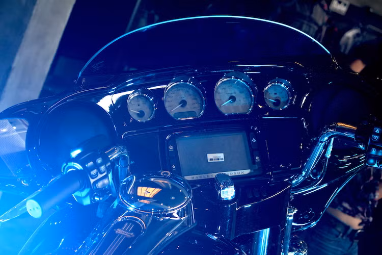 Nằm phía sau bộ quây gió của xe là bảng đồng hồ với 4 đồng hồ chỉ báo các thông số khác nhau, bên dưới là hệ thống thông tin giải trí với màn hình cảm ứng 6,5 inch được tích hợp sẵn tính năng định vị GPS và được kết nối với hệ thống âm thanh BOOM! Box 6.5 GT. Người dùng cũng có thể phát nhạc qua điện thoại thông qua kết nối Bluetooth.