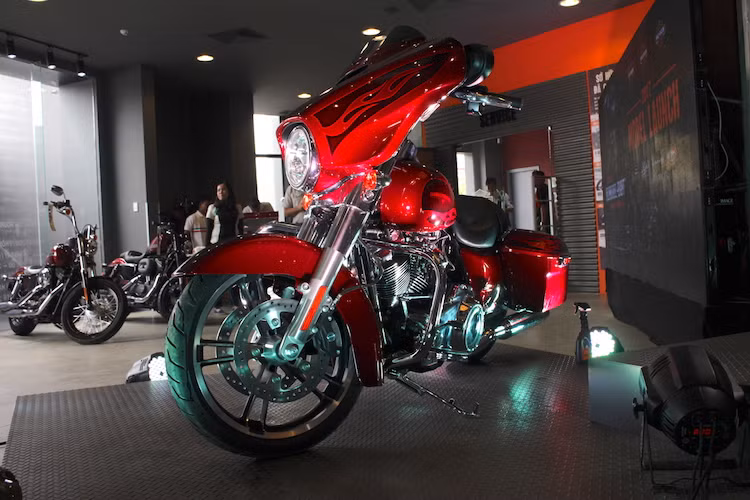 Giống như nhiều mẫu xe đời 2017 khác, Street Glide Special 2017 đã được HD điều chỉnh lại nhiều chi tiết quan trọng. Đầu tiên, hệ thống treo của chiếc xe có phuộc sau sử dụng công nghệ mới cho phép chủ xe điều chỉnh khoảng hành trình nhiều hơn từ 15 tới 30% so với trước đây chỉ với một núm vặn. Ở phía trước, HD đã sử dụng cặp phuộc Showa với công nghệ SDBV mới và lò xo kiểu xe đua, giúp giảm trọng lượng và nhún êm hơn.