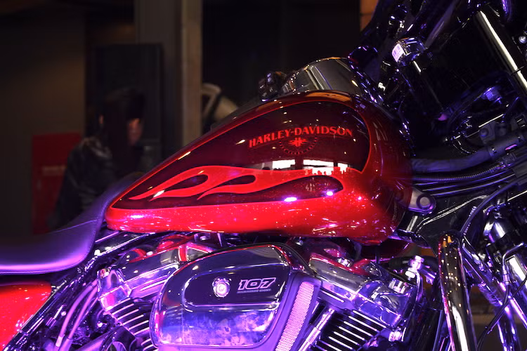 Điểm đặc biệt của chiếc Street Glide Special 2017 đầu tiên tại Việt Nam đó là tùy chọn sơn Hard Candy màu Hot Rod Red Metalflake cực kỳ độc đáo, giống như những chiếc xe từ các xưởng độ tại Mỹ. Để có thể tạo ra màu sơn này, người thợ sơn phải phun nhiều lớp màu, trong đó có những lớp sử dụng các hạt nhũ kim loại siêu mảnh.