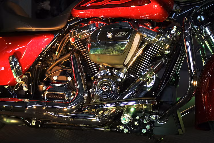 Có 2 dung tích là 107 inch khối (tương đương 1750 cc) và 6 cấp số, Milwaukee-Eight đem tới hiệu năng cao hơn hẳn, giúp xe tăng tốc từ 0-100 km/h nhanh hơn 11% so với các dòng động cơ cũ. Phiên bản động cơ Milwaukee-Eight 107 trên Street Glide Special 2017 có nắp quy-lát tản nhiệt dầu. Ngoài ra, một quạt hút gió phía sau động cơ và tỏa xuống gầm cũng hạn chế tình trạng hơi nóng bốc lên gây khó chịu cho người lái.