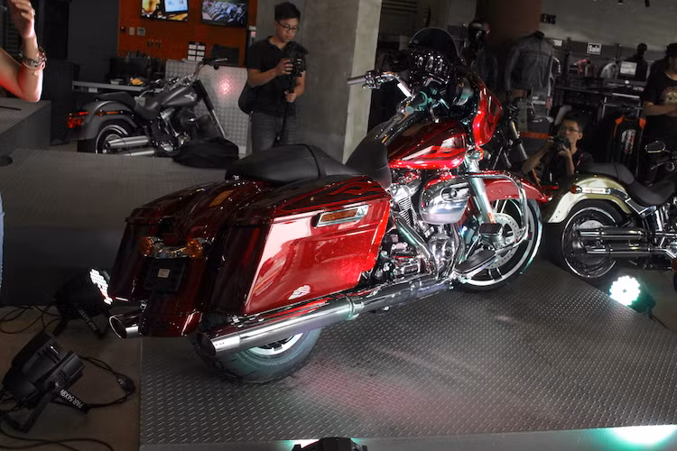 Ở phía sau, chiếc xe có 2 đèn xi-nhan đặt dọc dạng LED và đèn hậu gắn trên dè sau kiểu cổ điển. Bánh sau của Street Glide 2017 có đường kính chỉ 16 inch nhưng sử dụng lốp 180/65/16 "béo" hơn so với lốp trước. Với trọng lượng ướt 367 kg, Street Glide Special được liệt vào dạng xe "hạng nặng".