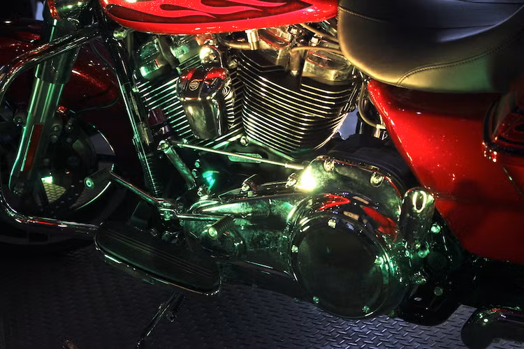 Không chỉ nâng dung tích, dòng động cơ Milwaukee-Eight cũng có nhiều cải tiến kỹ thuật quan trọng như tỉ số nén cao hơn, 4 van và 2 bugi trên mỗi xi-lanh, thiết kế cò giúp người dùng không phải điều chỉnh suốt trọn đời xe và trục cam dùng xích đơn. Những fan trung thành cũng có thể yên tâm khi dòng động cơ này vẫn có dạng V-Twin 45 độ cùng thiết kế, cảm giác và tiếng nổ đậm chất HD.