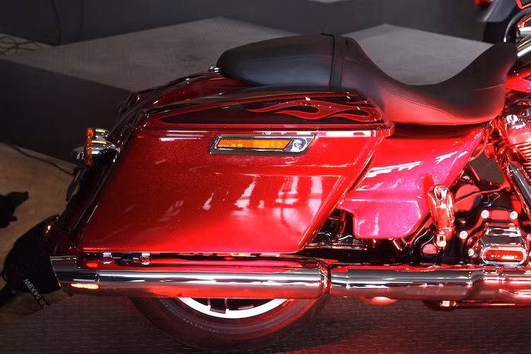 Không chỉ có màu sơn "độc", chiếc xe còn có những họa tiết sơn hình ngọn lửa ở dọc thân xe cũng như hai bên thùng sau. Là một mẫu xe touring, Street Glide Special 2017 có có 2 thùng đồ với tổng dung tích lên tới 65,12 lít ở phía đuôi xe cùng với bộ yên thoải mái cho người lái. Khí thải từ động cơ V-Twin được dẫn qua cặp pô đặt song song hai bên thân xe.