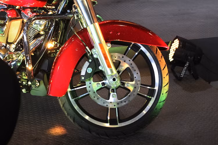 Trên phiên bản 2017, Street Glide Special 2017 vẫn tiếp tục sử dụng cặp mâm 5 cánh kép 2 tông màu đẹp mắt. Bánh trước của xe có đường kính 19 inch và sử dụng lốp 130/60/19. Tuy nhiên trên phiên bản mới này, hệ thống phanh đã được nâng cấp với heo Brembo Reflex Linked. Đương nhiên, chiếc xe được trang bị sẵn hệ thống chống bó cứng phanh ABS.