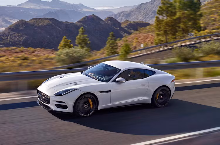 Kiểu dáng của F-Type vốn đã nhận được nhiều lời khen bởi vẻ thể thao nhưng thanh lịch đậm chất Anh Quốc, chính vì vậy Jaguar đã gần như giữ nguyên ngoại thất của xe, với thay đổi lớn nhất là đèn pha full LED. Tùy vào từng phiên bản, chiếc xe chỉ có cản trước sau sửa đổi rất nhẹ.