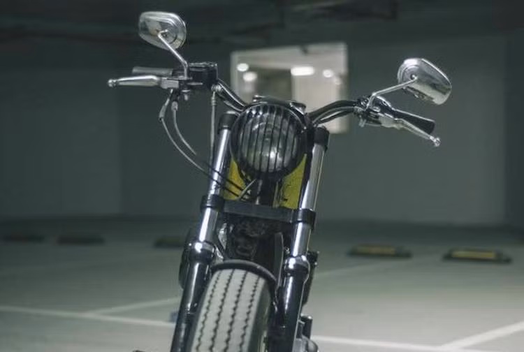 Vốn thuộc dòng Sportster giống một mẫu xe khác là Harley-Davidson Forty-Eight ra mắt từ năm 2010, rất dễ để có thể "nâng đời" 883 lên với kiểu dáng của Forty-Eight. Nhận ra điều này, một người sở hữu chiếc 883 đời 2006 tại Hà Nội đã tiến hành "giật" chiếc xe lên để khiến nó trông giống chiếc Forty-Eight XL1200X.