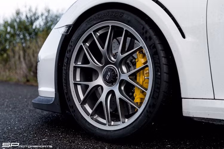 Tuy nhiên với mong muốn sở hữu một chiếc GT3 RS với kiểu dáng tương tự 911 R với chi phí rẻ hơn, một chủ xe 911 GT3 RS tại Mỹ đã "nhờ cậy" xưởng SP Motorsport để độ lại "xế cưng" của mình. Trên bản độ này, SP Motorsport đã chỉ tập trung độ lại một số chi tiết của xe, bắt đầu từ bộ mâm nguyên khối bằng magie siêu nhẹ tới từ hãng BBS của Đức.