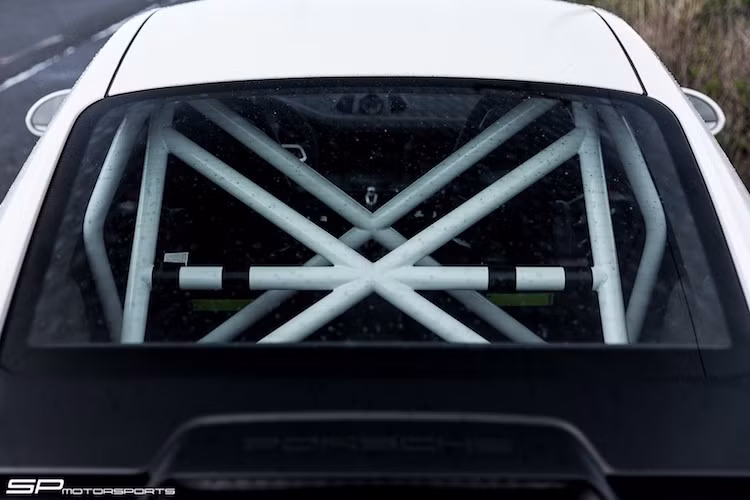 Ở phía sau hàng ghế ngồi, chiếc xe đã được trang bị một bộ khung thép Autosport StreetCup của hãng BBi với màu trắng như thân xe. Không chỉ có tác dụng gia cố thân xe và tăng độ ổn định khi ôm cua, bộ khung này còn bảo vệ người lái trong tình huống xấu nhất.