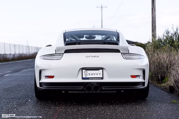 Theo phong cách của 911R, cánh đuôi cực lớn phía sau của 911 GT3 RS đã bị tháo bỏ, chiếc xe chỉ còn giữ lại phần nắp động cơ được tạo dáng thành cánh đuôi dạng "đuôi vịt" đặc trưng như những chiếc 911 cổ điển. Ngay cả vòm bánh trước với khe tản nhiệt đặc trưng của 911 GT3 RS cũng được giữ nguyên.