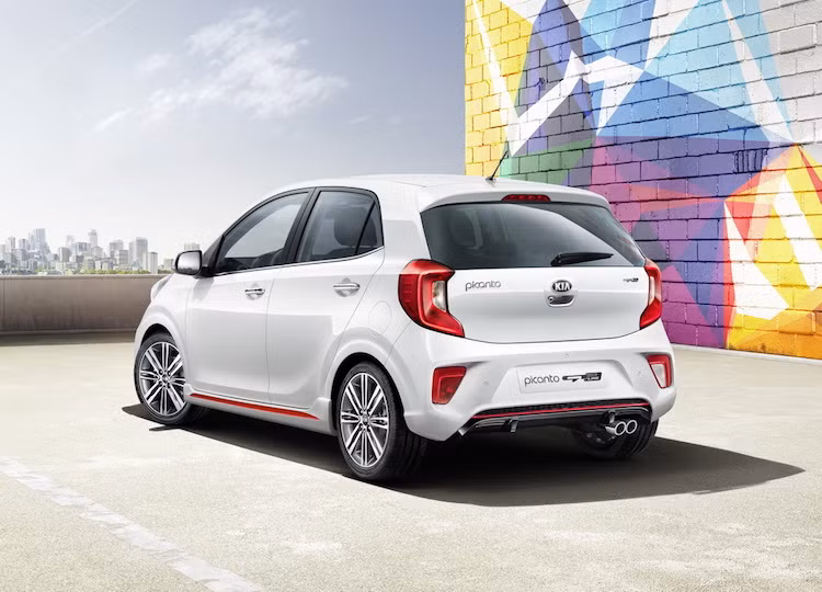 Giống như bản vẽ từng được Kia hé lộ trước đây, chiếc Morning bản thương mại có bộ mâm 8 cánh kép 2 tông màu đẹp mắt. Một điểm nhấn đặc biệt trong thiết kế của xe đó là các đường viền hốc hút gió cản trước và dè bên sẽ được sơn màu tương phản với thân xe, tạo cảm giác trẻ trung hơn.