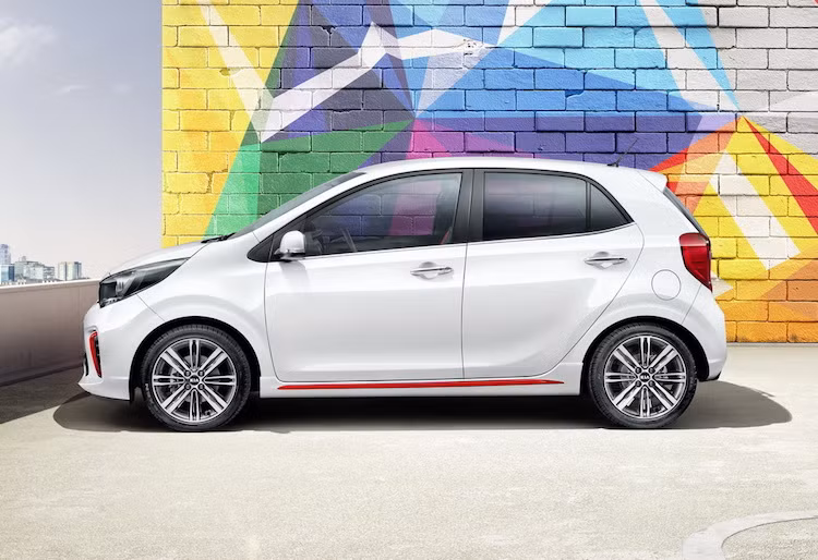 Dựa trên nền tảng của Hyundai i10, chiếc xe có các cửa kính bên giống y hệt nhưng thân xe hoàn toàn khác biệt. So với i10, Morning thế hệ mới còn hiện đại hơn với đèn pha với các dải LED chiếu sáng ban ngày và đèn hậu LED hình chữ C.