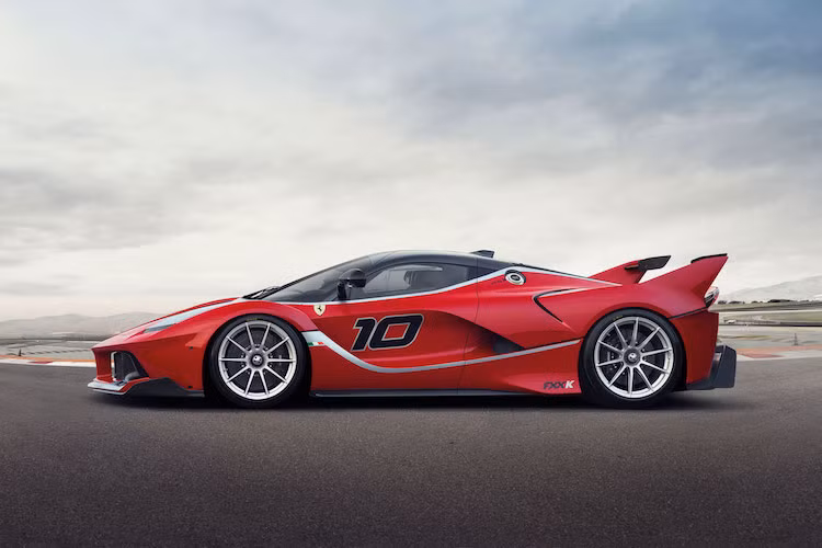 Động cơ xăng của xe có công suất 848 mã lực cùng hệ thống hybrid bánh đà (KERS) cũng được cải tiến để tăng thêm 27 mã lực, giúp cho tổng công suất của siêu xe đua này được nâng lên mức 1035 mã lực. Trên đường đua Fiorano của Ferrari, FXX K có thời gian hoàn thành một vòng đua nhanh hơn tới 5 giây so với LaFerrari, đạt 1 phút 14 giây.